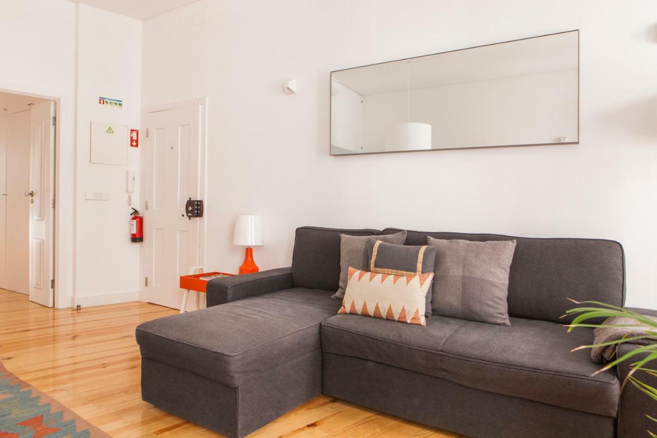 Cozy 1St Floor Flat Central Chiado District With Balconies And Ac 19Th Century Building Lisbona Esterno foto