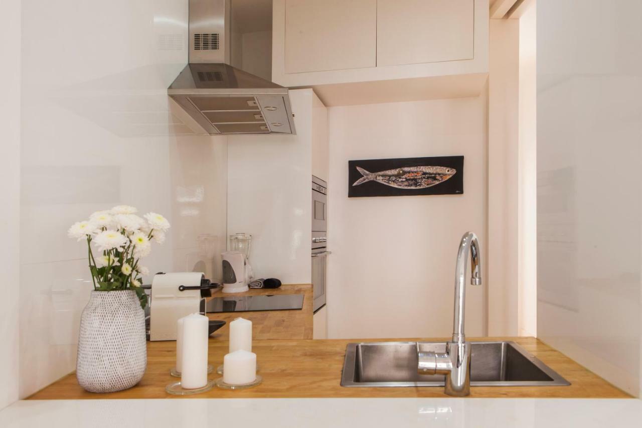 Cozy 1St Floor Flat Central Chiado District With Balconies And Ac 19Th Century Building Lisbona Esterno foto